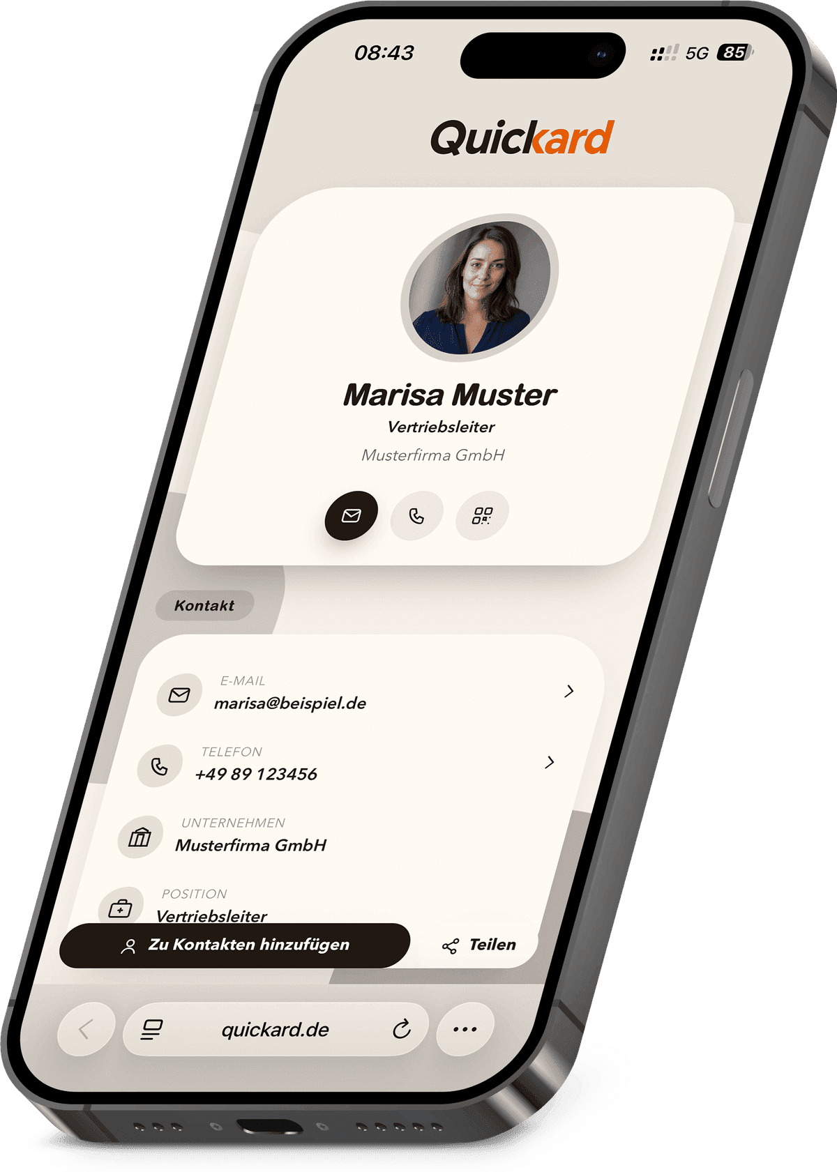 iPhone mit der Quickard-Kartenseite von Marisa Muster — davor die Wallet-Pässe für Apple Wallet und Google Wallet